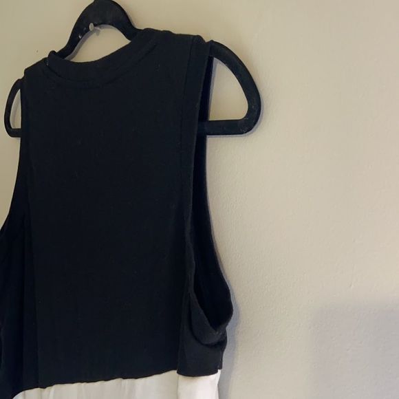 Black & White Sleeveless Round Neck Tank Top - Picture 5 of 6
